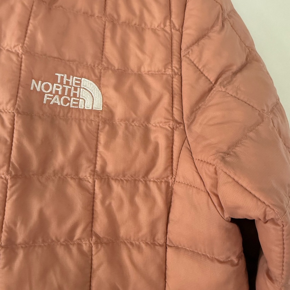 The North Face Girls Peach Quilted Puffer Jacket - Picture 5 of 13